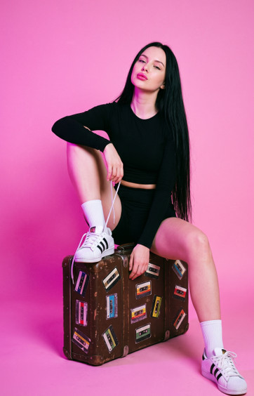 Яркий fashion-портрет на винтажном чемодане в стиле девяностых