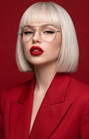 Дерзкий fashion-портрет в красном пиджаке и платиновом каре