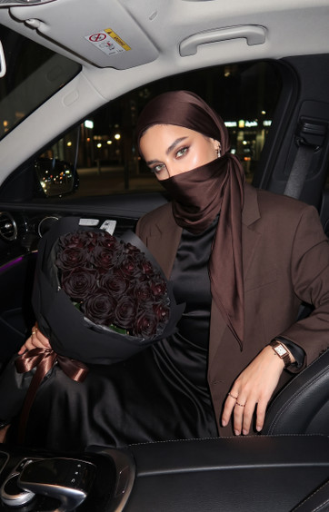 Арабский шик в салоне авто с розами Black Baccara